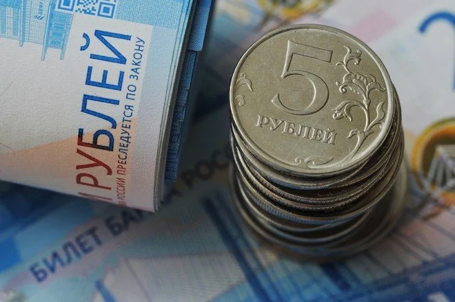 رغم العقوبات الغربية .. الروبل الروسي يتصدر أفضل العملات أداء في العالم