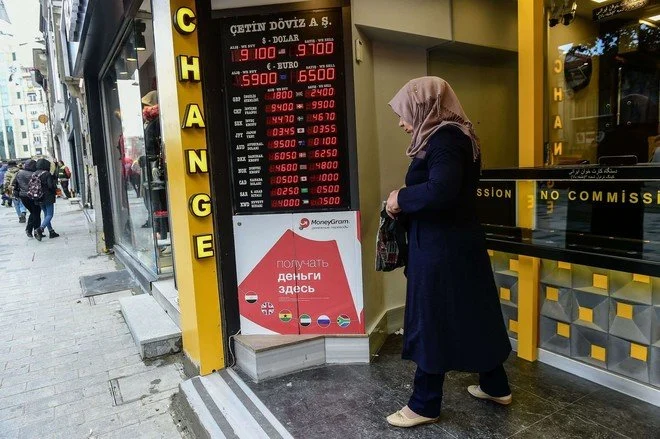 الليرة التركية تتراجع 0.5 %.. أضعف مستوى لها منذ ديسمبر