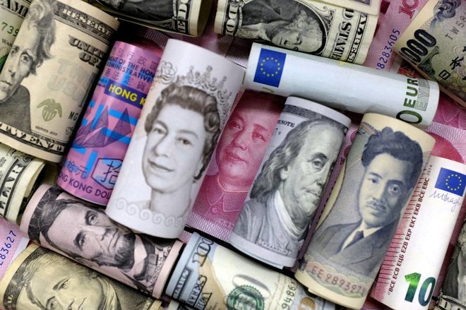 FILE PHOTO: Euro, Hong Kong dollar, U.S. dollar, Japanese yen, pound and Chinese 100 yuan banknotes are seen in this picture illustration – المضارب العربي