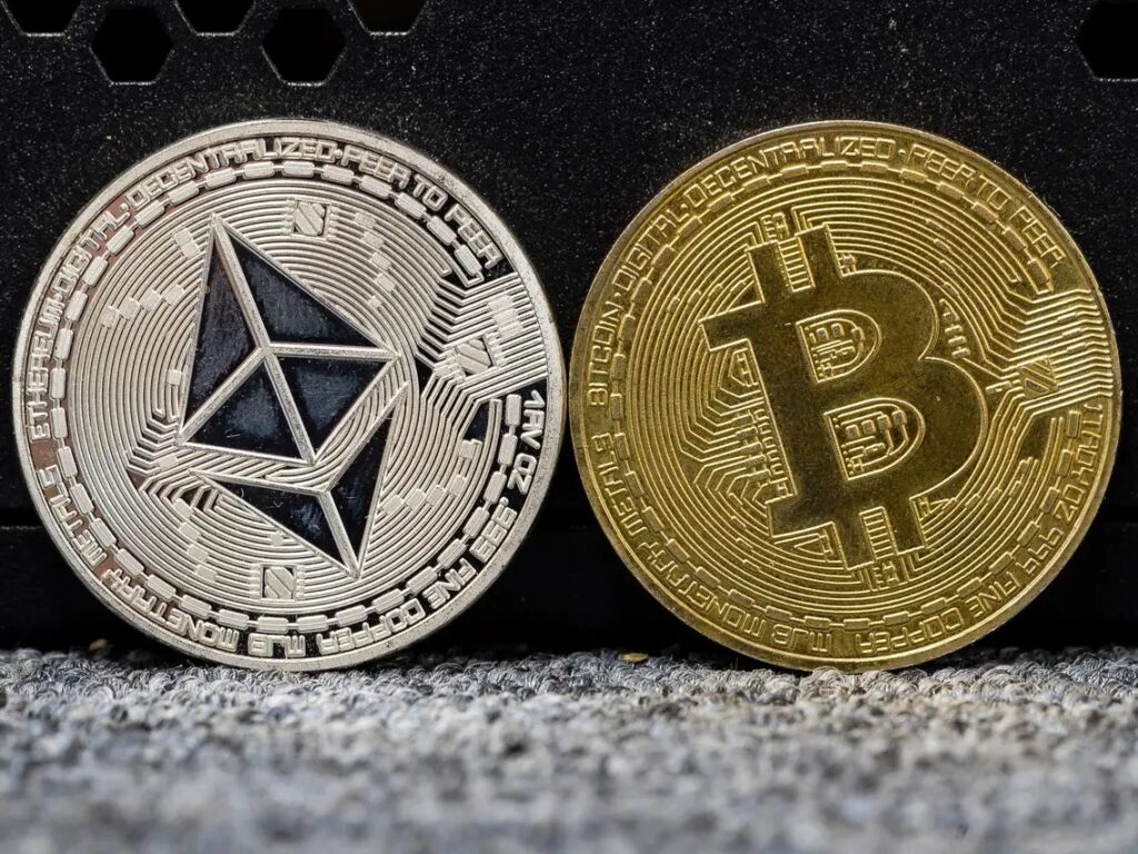 البيتكوين والإيثريوم يقودان تراجع السوق مع ارتفاع الدولار
