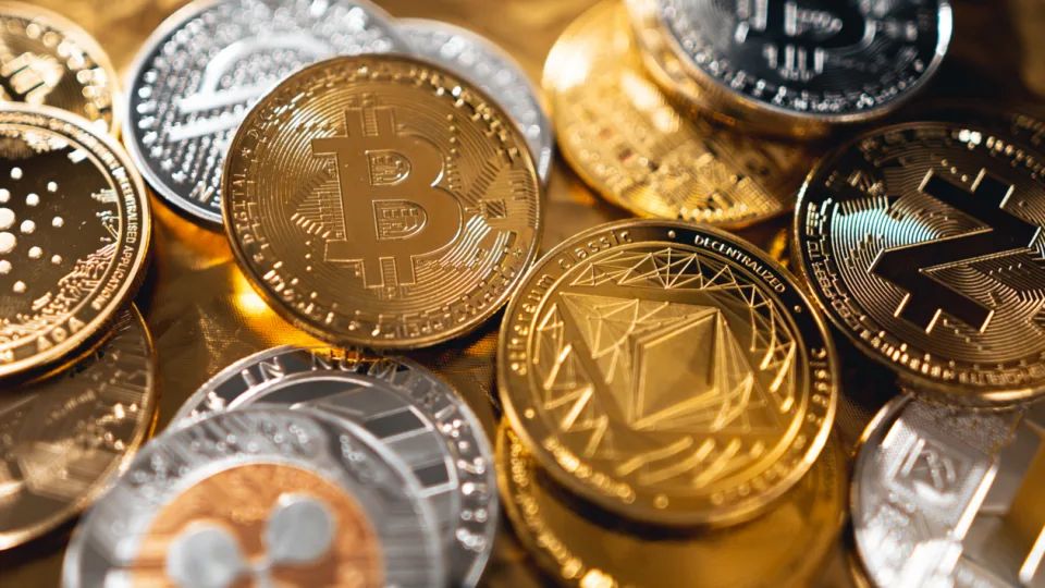 بيتكوين ، الإيثر أعلى ؛ لايتكوين تقود الرابحين. المستثمرون يزنون تأثير أزمة الديون الأمريكية