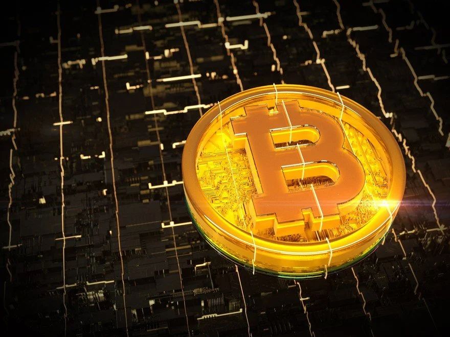 خلال العقد الأول من وجود بيتكوين، تمكنت العملات المشفرة من تجنب أن تصبح قضية سياسية، اعتقدوا أنه يمكن أن يكون صناعة أمريكية  الإنترنت.