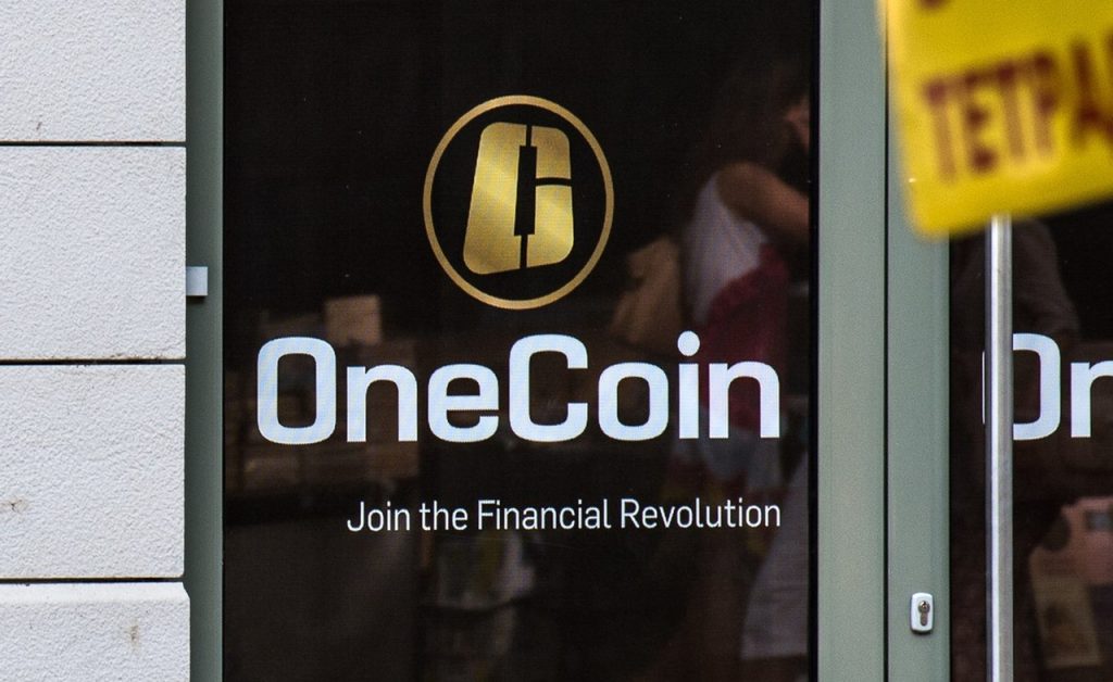 صورة توضح أشهر عمليات الاحتيال في عالم الكريبتو مثل OneCoin وBitconnect