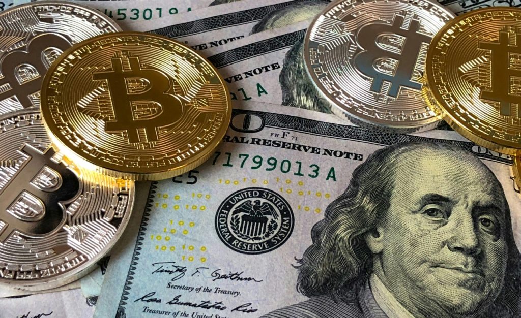 صورة ختامية تظهر موازنة بين عملات رقمية وذهب ودولار على ميزان رمزي